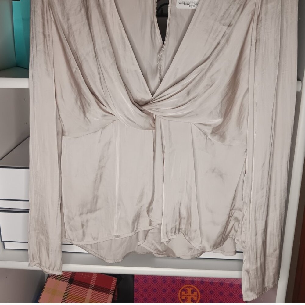 LUSH / CHAMPAIGN SILKY BLOUSE 100 PERCENT POLYESTER - Picture 2 of 12